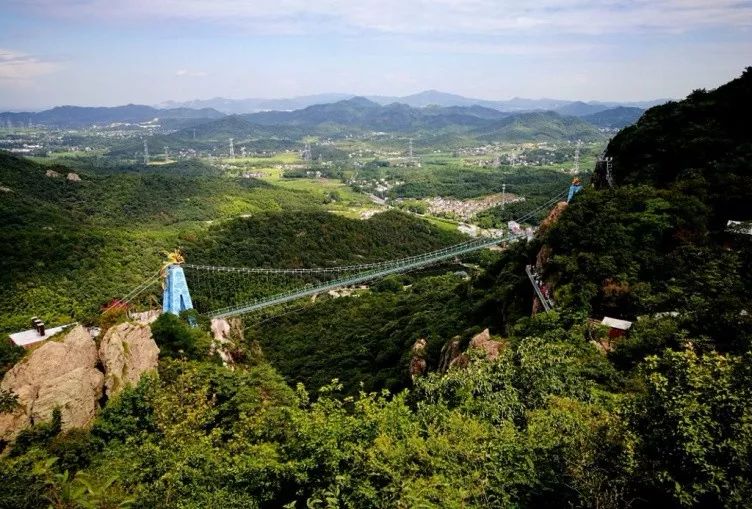 體驗融入於一體的高空玻璃橋,玻璃橋橫跨馬仁奇峰太陽山與主峰之間,全