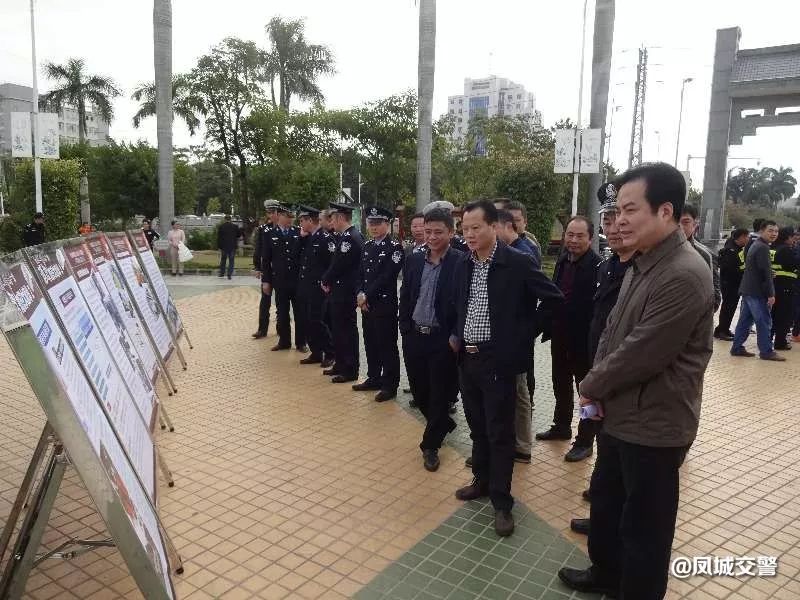 随后,张广贤宣布誓师大会巡游活动开始,公安交警部门警用摩托车,汽车