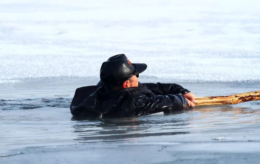 12月7日辽宁鞍山一公园,一位老人在结冰的湖面上行走时不慎坠入冰窟窿