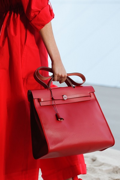红色潮流风来袭，华为nova4蜜语红成手机圈最时尚的单品！
