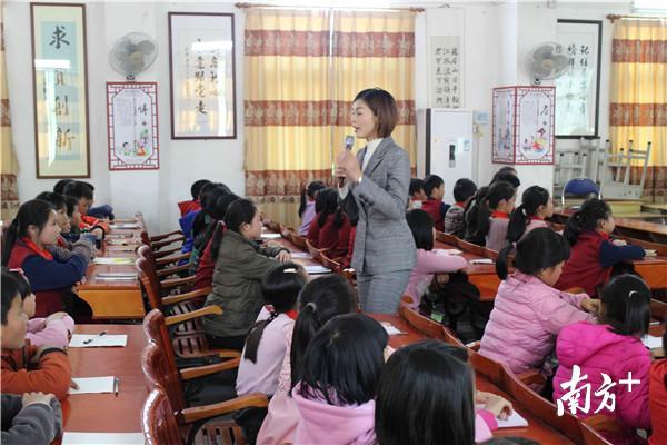 18日下午,惠城区横沥镇中心小学在校内综合礼堂举行"讲文明树新风,做