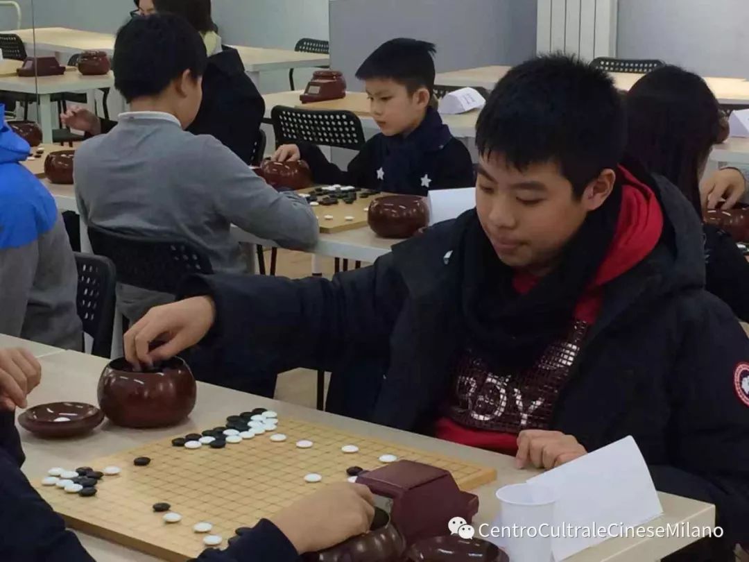 蔡宇杰(龙甲向阳花分校围棋老师周梦星为鼓励奖获得者颁奖(获奖者从