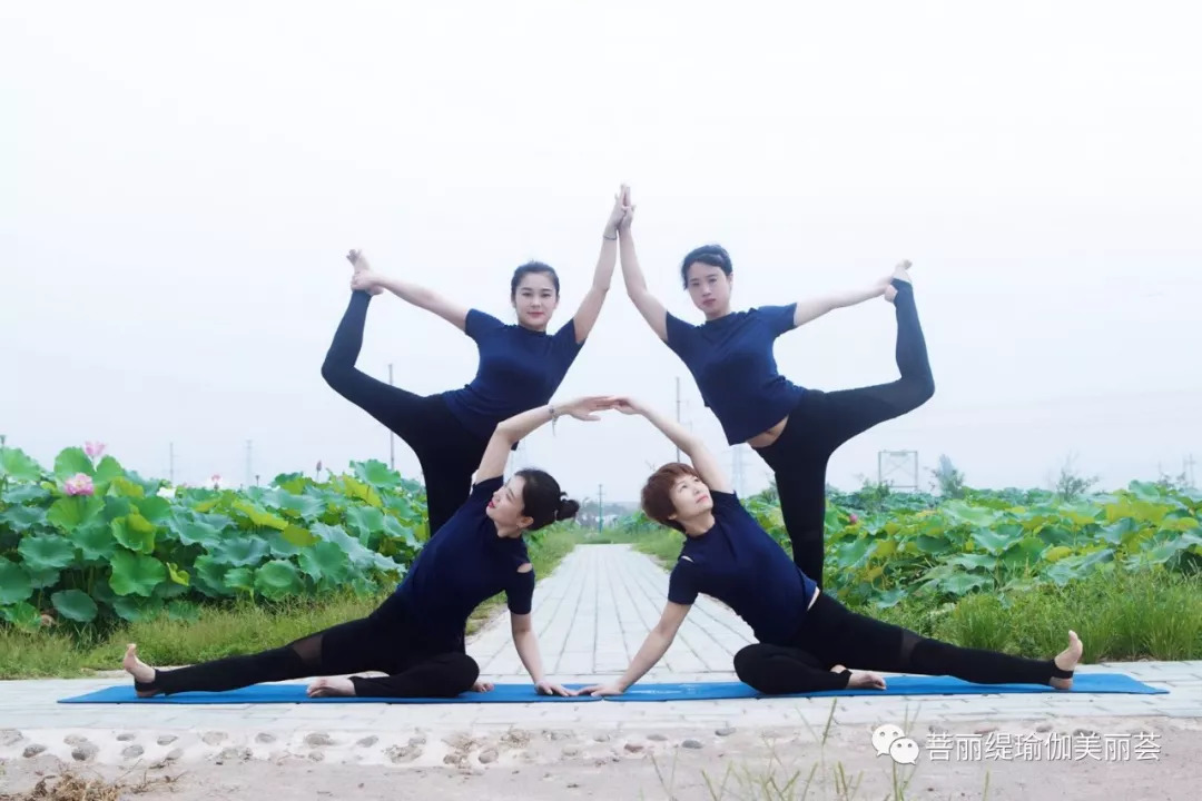 好看的四人瑜伽照片图片
