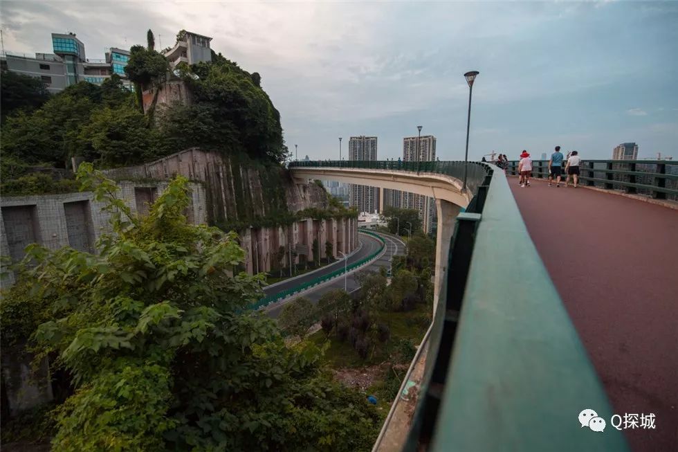 爬坡上坎44周六漫步重庆空中悬廊观美景追寻红色足迹