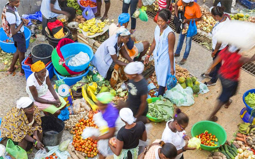 全球都在为非洲人吃不饱而担心看过非洲菜市场后游客太浪费