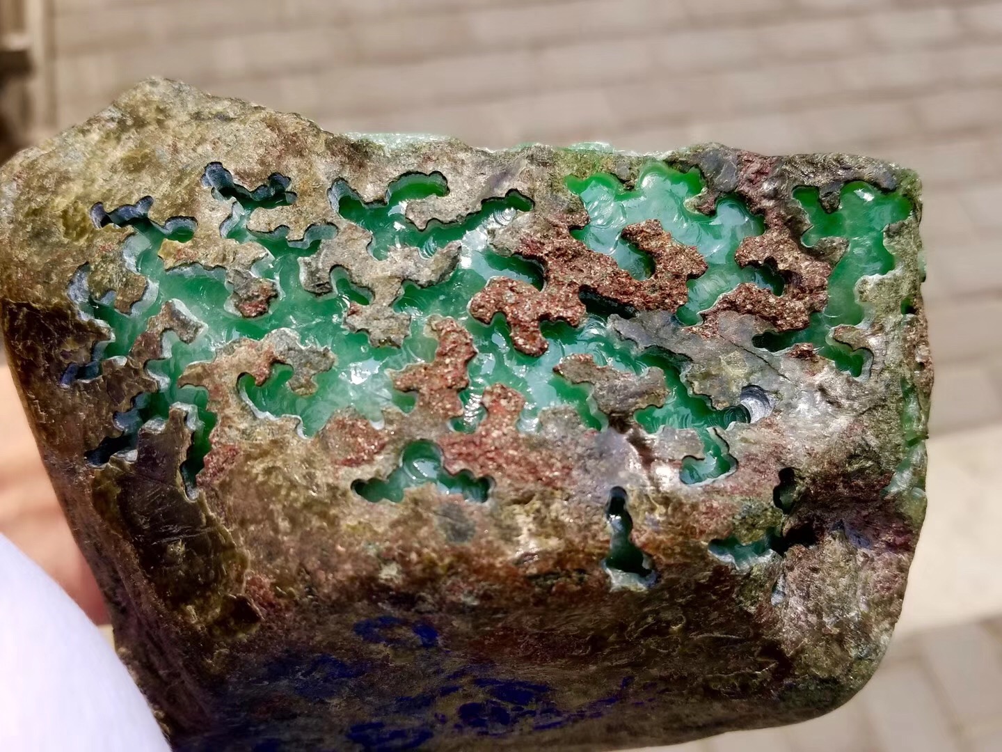 这一块莫西沙高冰帝王绿带黄翡的翡翠原石却仅仅只有80克