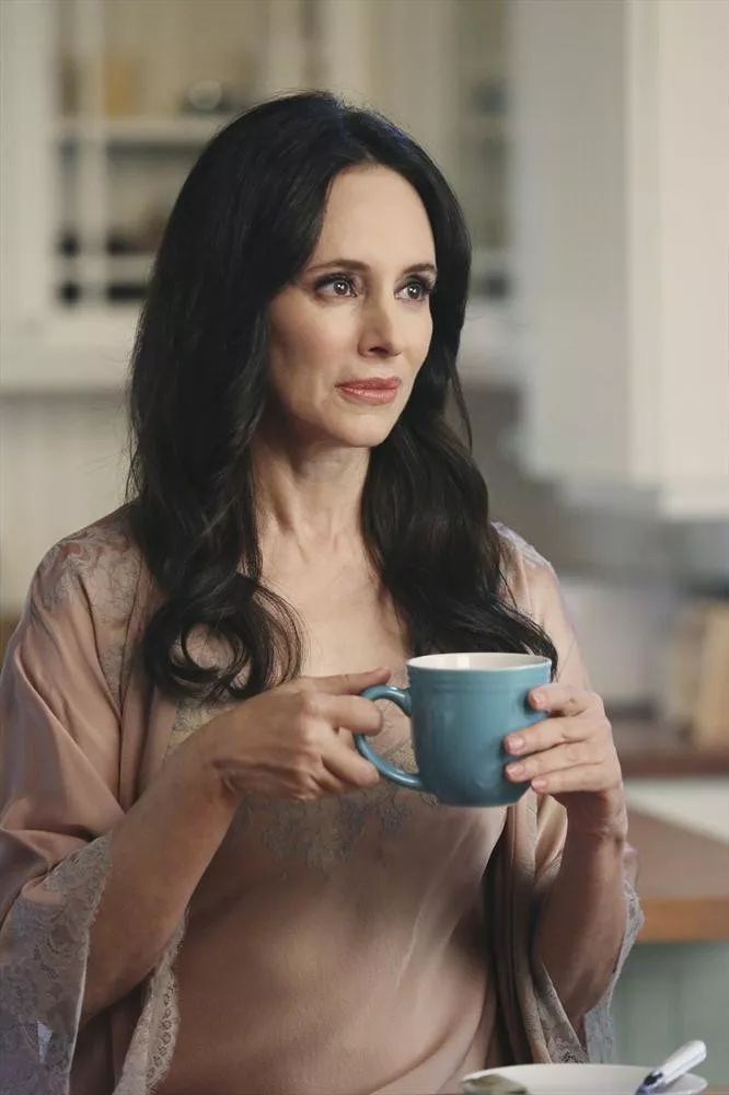 扮演男主媽媽victoria的女演員madeleine stowe,提名了金球獎電視類