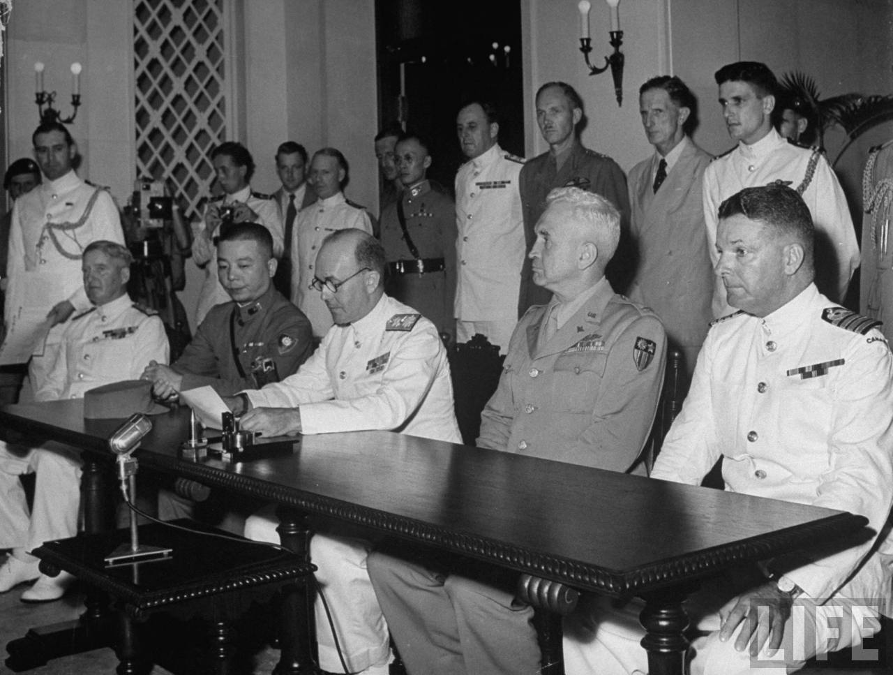 实拍中国和英国两国代表接受香港日本海军陆军投降