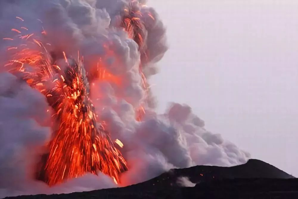 火山爆发岩浆龙卷风图片