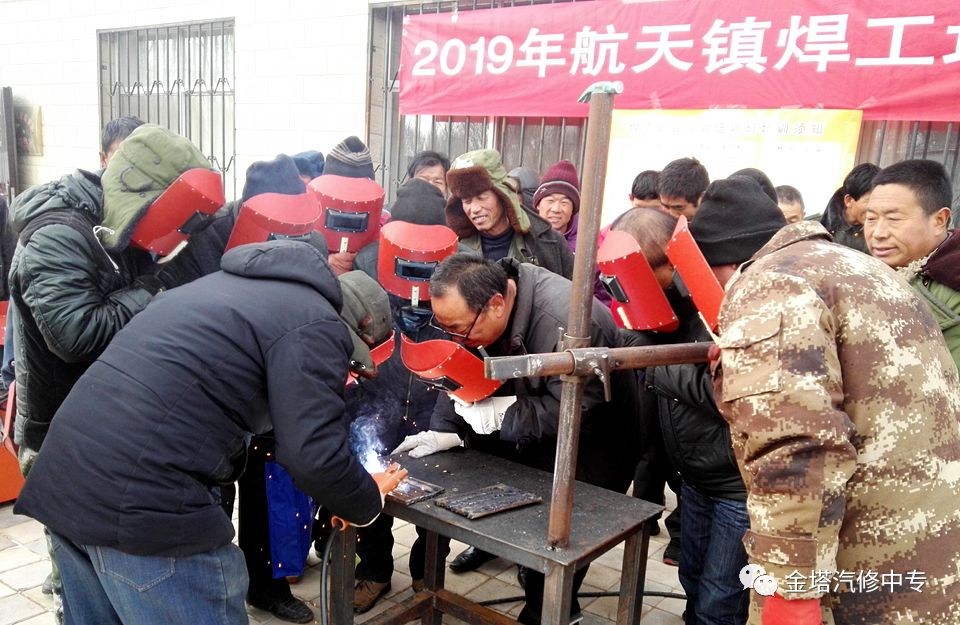 鼎新镇双树村中式面点班学员进行实操练习培训班根据农民群众的需求