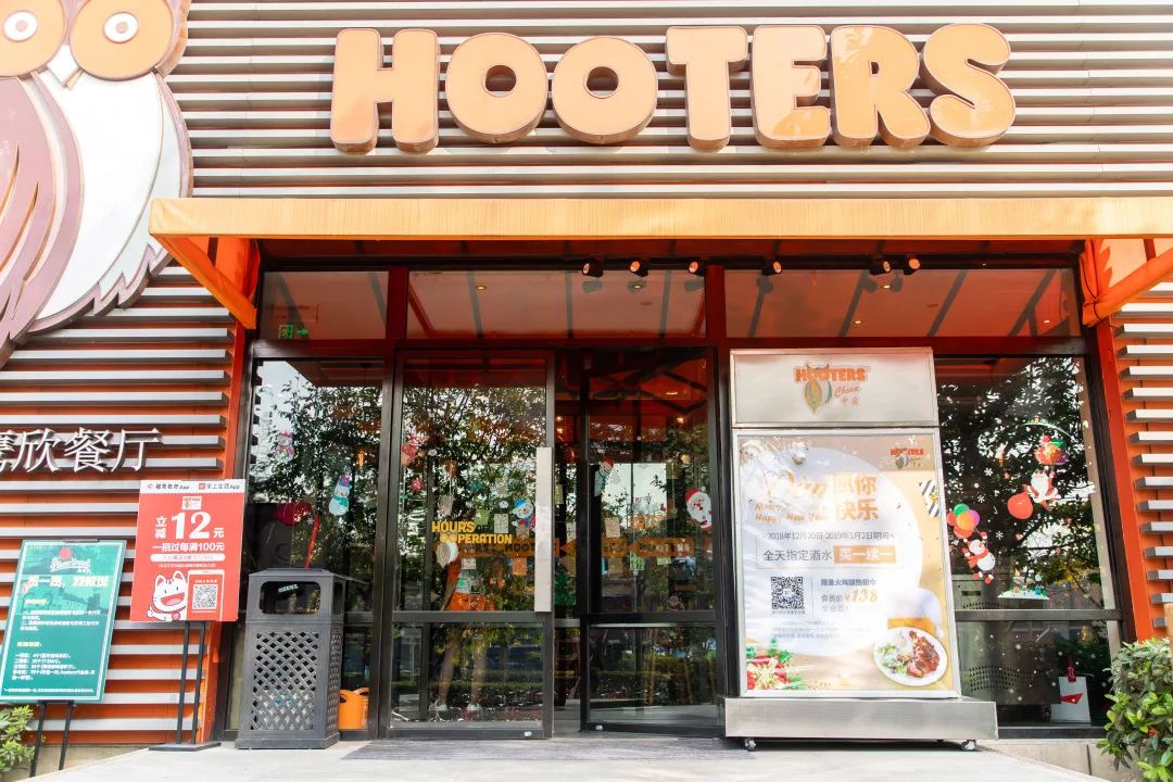 除了店内环境高颜值,里面的hooters girls颜值与身材齐在线,带给人