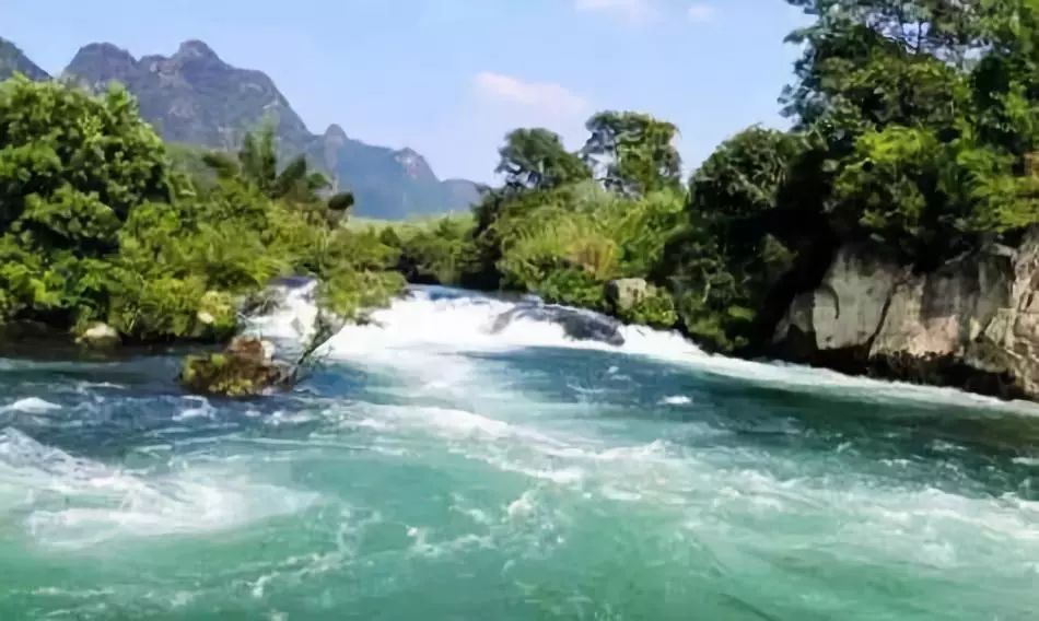 黑水河位於廣西崇左大新縣,是大新最大的河流,因兩岸樹木山峰倒映在