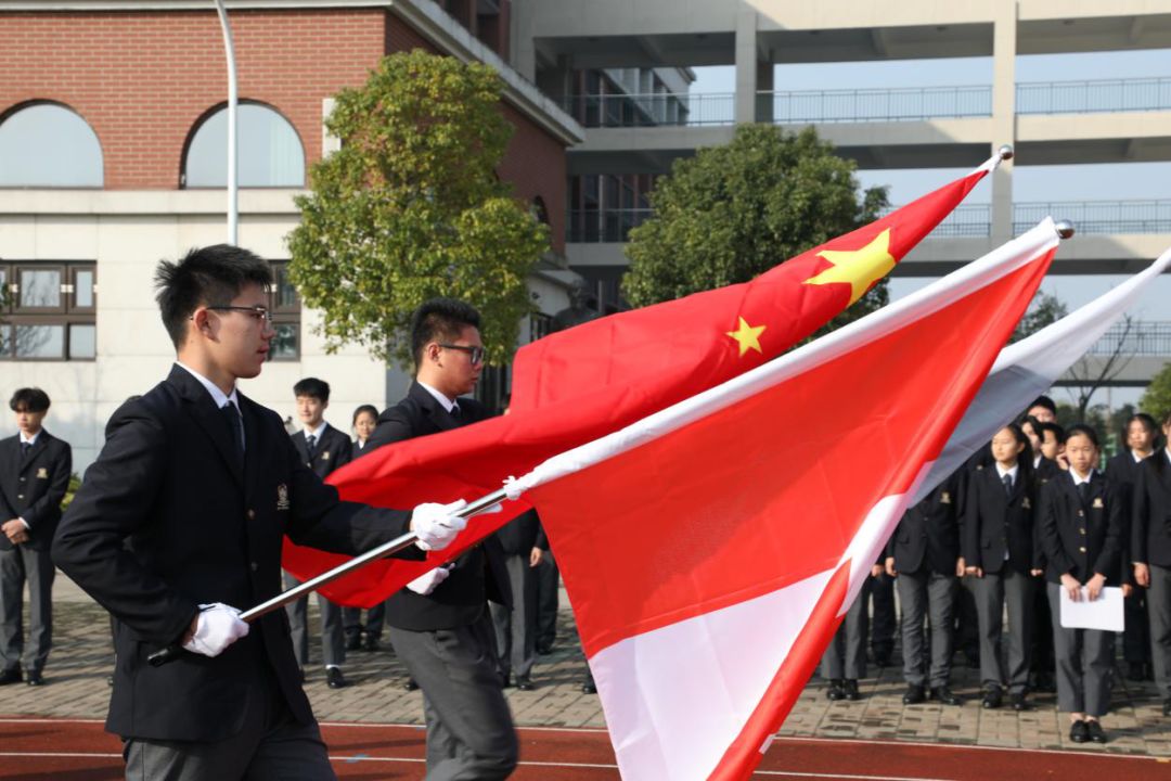 的音乐响起,升旗仪式就要开始了,伴着中国国旗,加拿大国旗和枫叶校旗