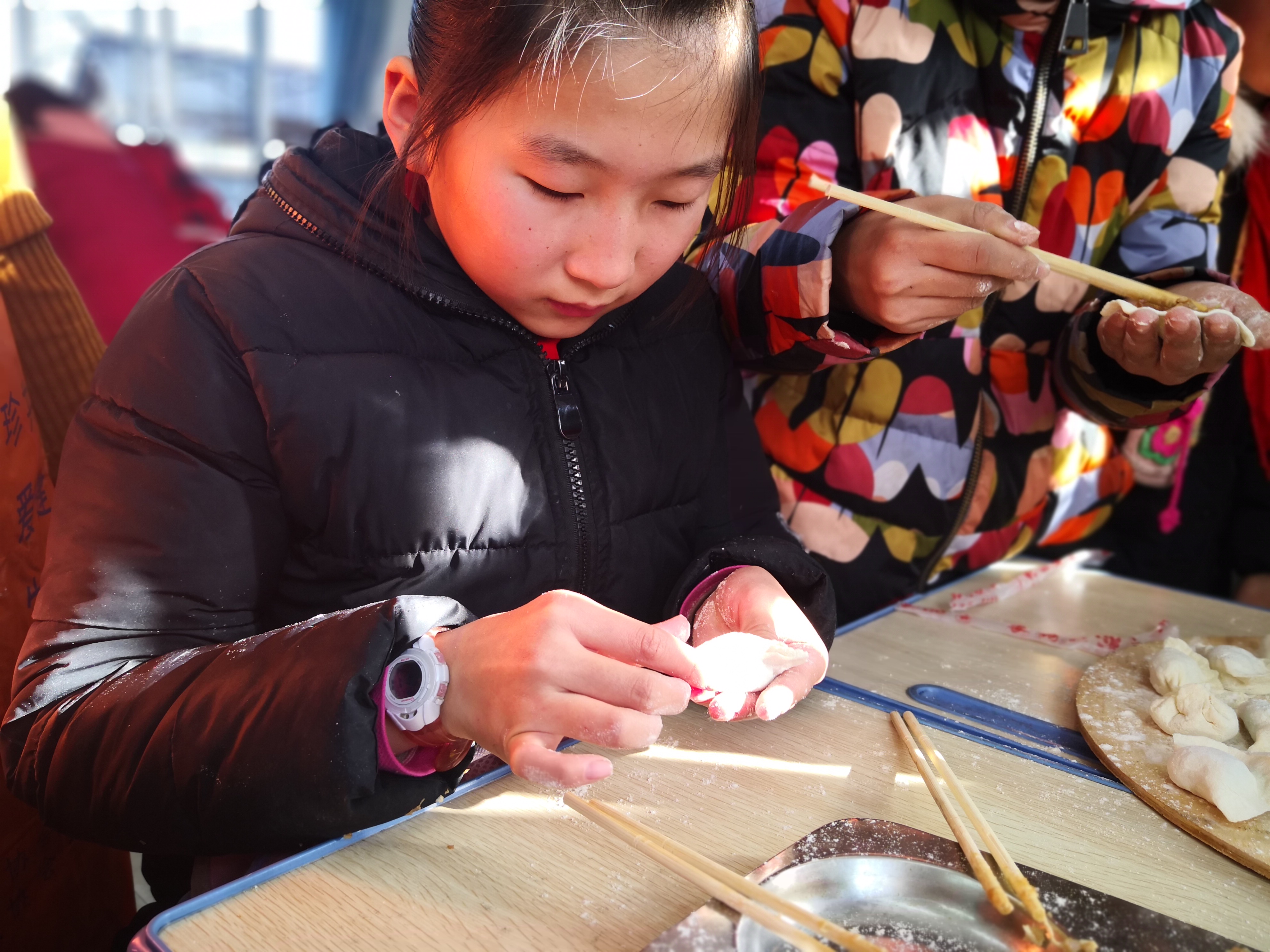 弓寨小学六年级开展快乐冬至包饺子活动