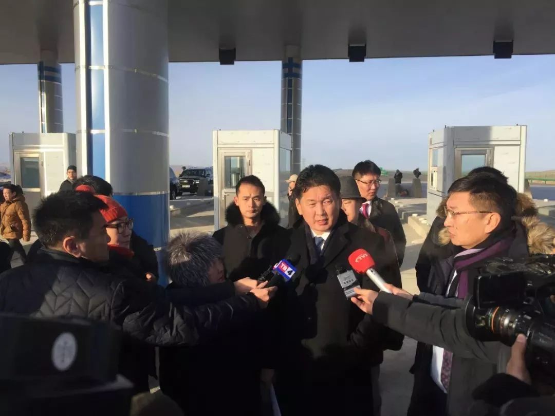 接受采访时表示,乌兰巴托新国际机场高速公路是蒙古第一条高速道路,它
