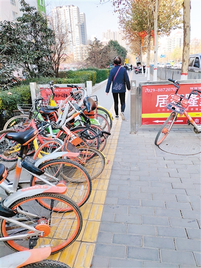 自行車保管站佔用人行道 最窄處僅容一人通過