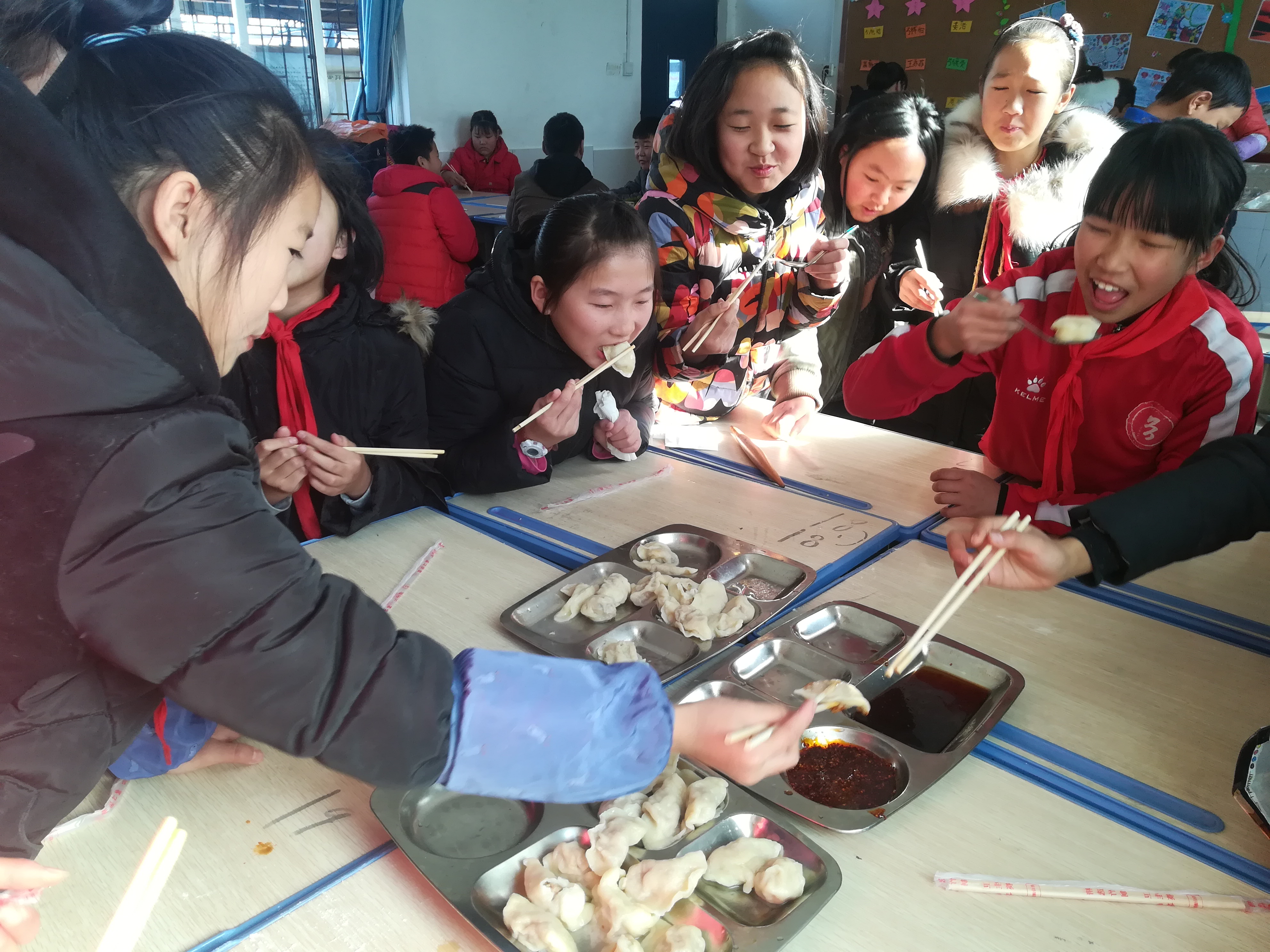 弓寨小学六年级开展快乐冬至包饺子活动