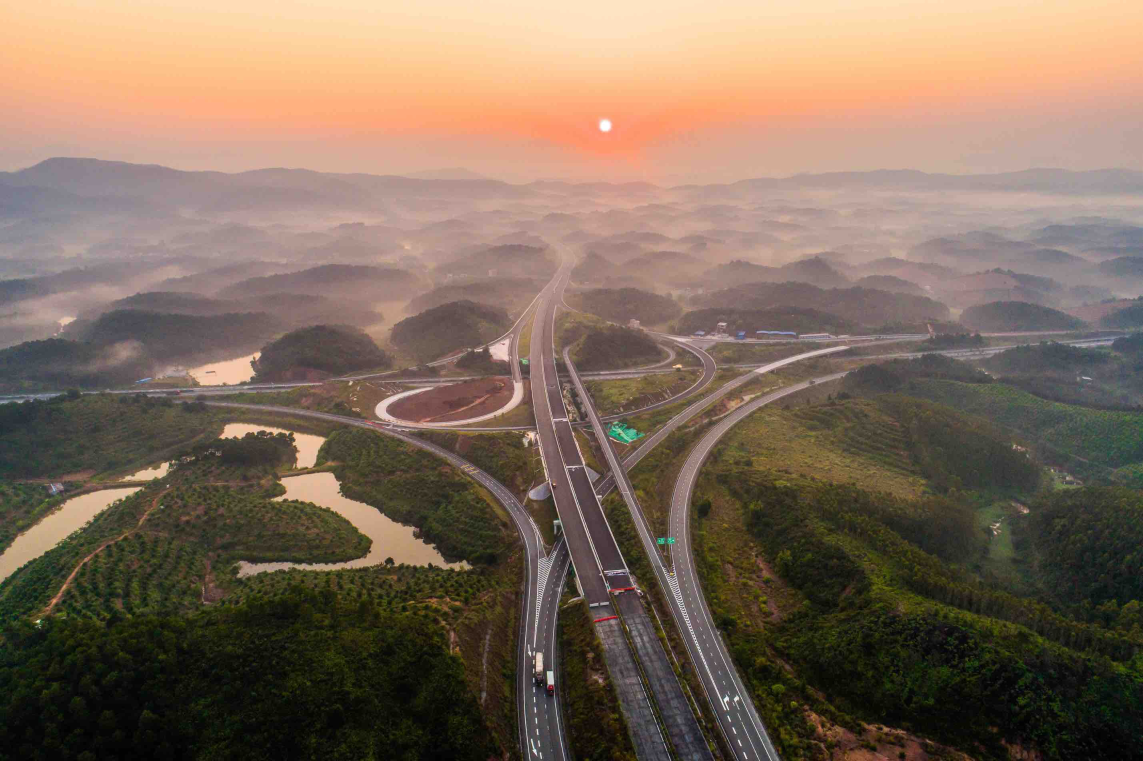 汕昆高速公路沿线经过汕头,揭阳,梅州,兴宁,龙川,东源,连平,翁源,英德