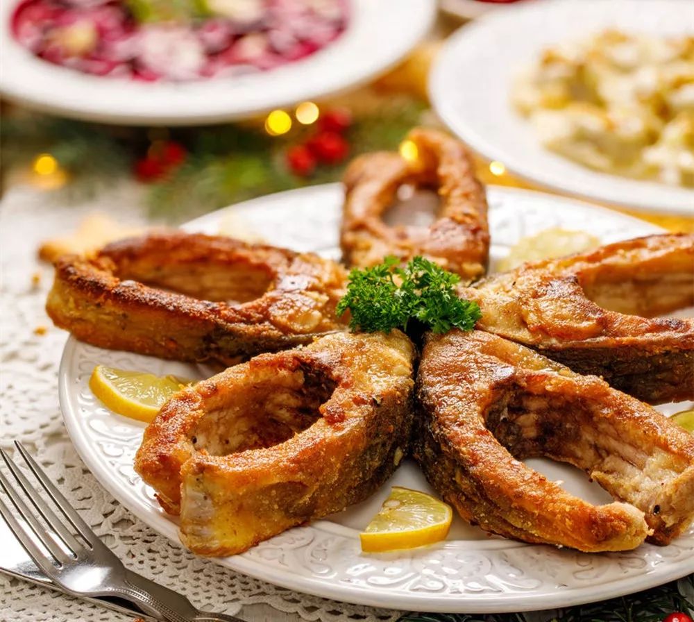 谁说歪果仁不会吃带刺的鱼?欧洲传统的圣诞大餐居然是这个!