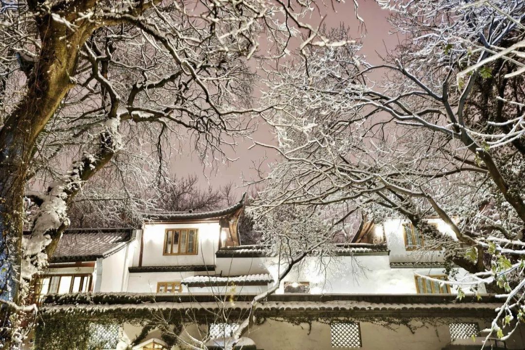 初雪7615夕霞小築名曰面朝白堤,俯瞰西湖嶺中有人家北山路上有一