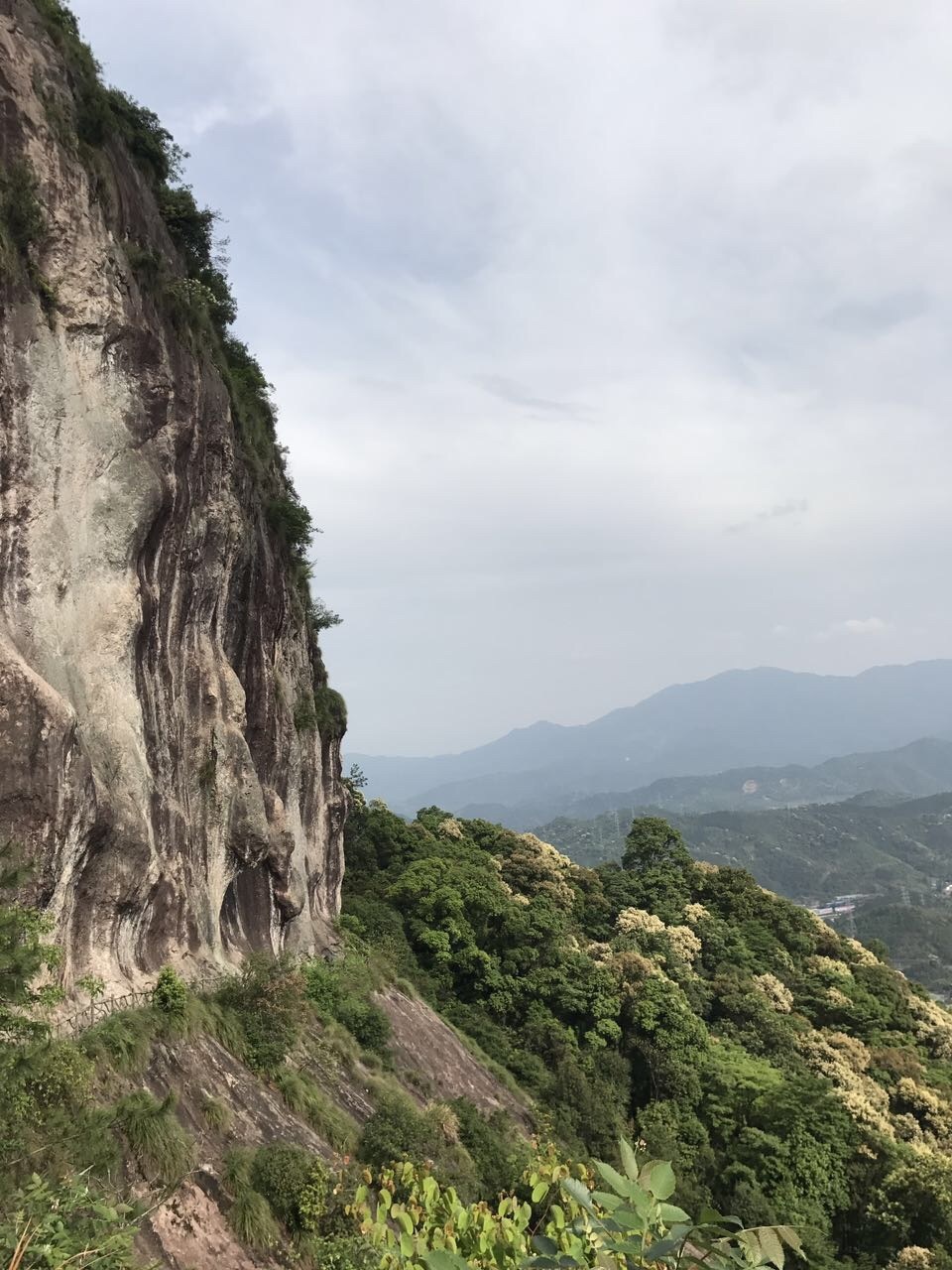 被古树环抱伴以鸟啼虫鸣的瑞云山 是省内最大的火山岩地貌景区