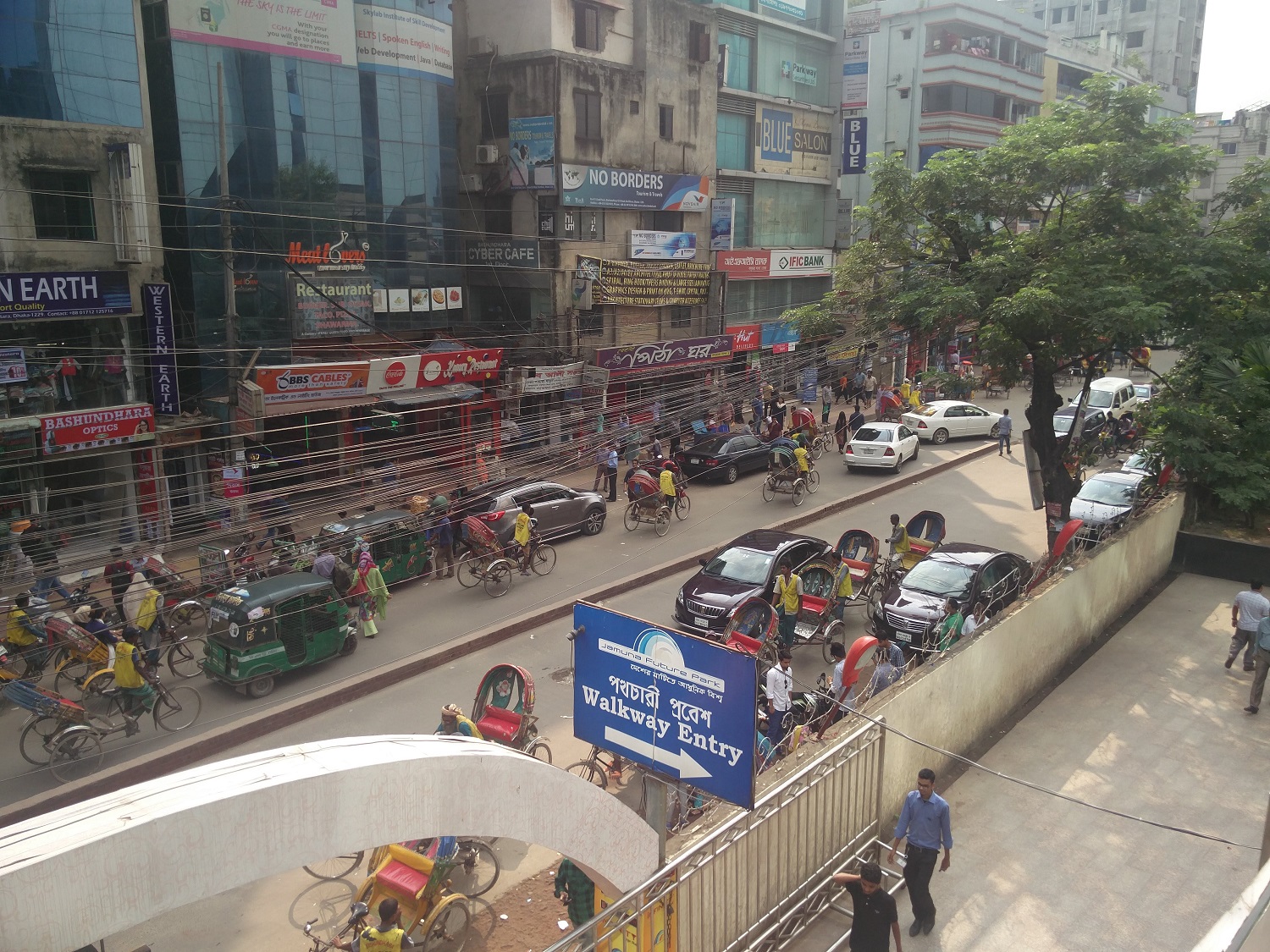 世界人口密度最高的国家孟加拉国首都达卡街头实拍