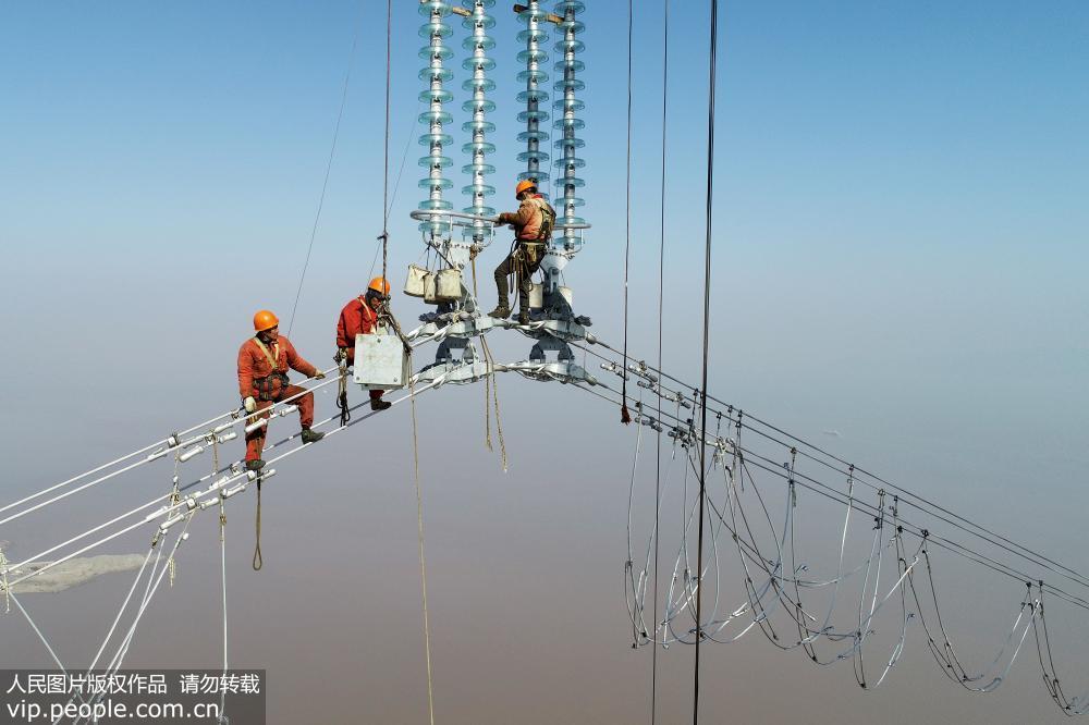 浙江舟山:电力工人高空作业令人惊心动魄