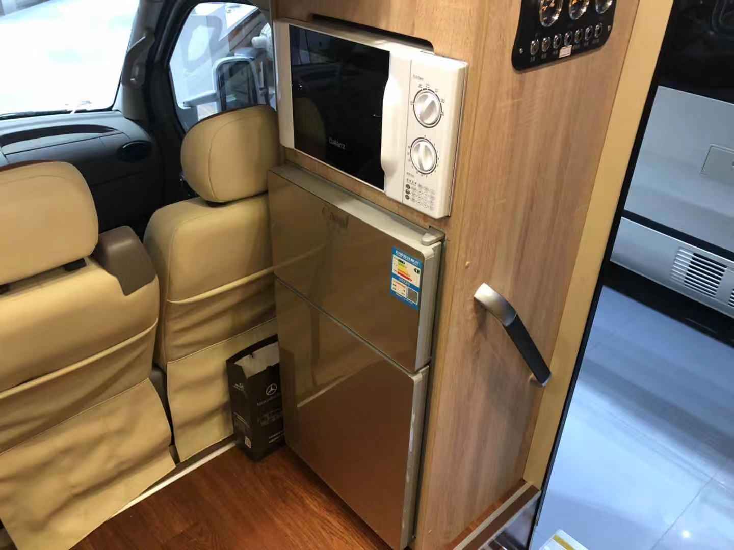 惟妙惟肖的小額頭t型房車順旅大通藍精靈