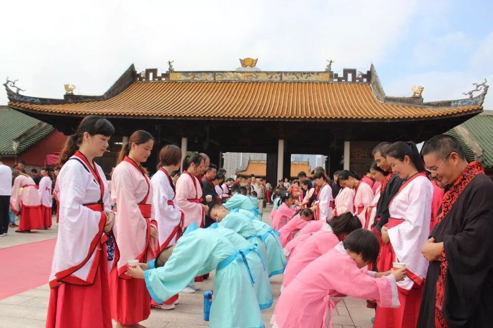 初中部青秀校区千人拜师礼▲园湖路小学300多名学生参加拜孔礼仪式 图