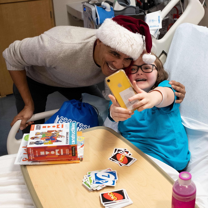 歐巴馬扮聖誕老人 為小病患送祝福 國際 第3張