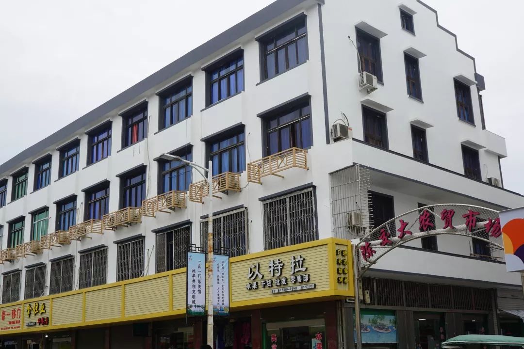 形成统一有序的街道风貌,使沿街建筑立面造型,色彩,风格统一,起