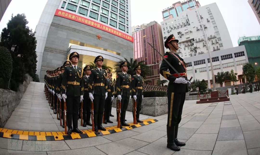 駐澳門部隊舉行升國旗儀式慶祝澳門迴歸祖國十九週年