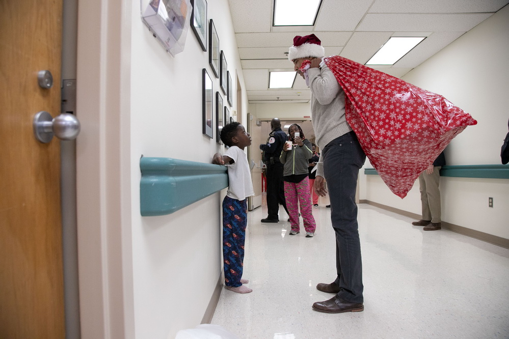 歐巴馬扮聖誕老人 為小病患送祝福 國際 第2張