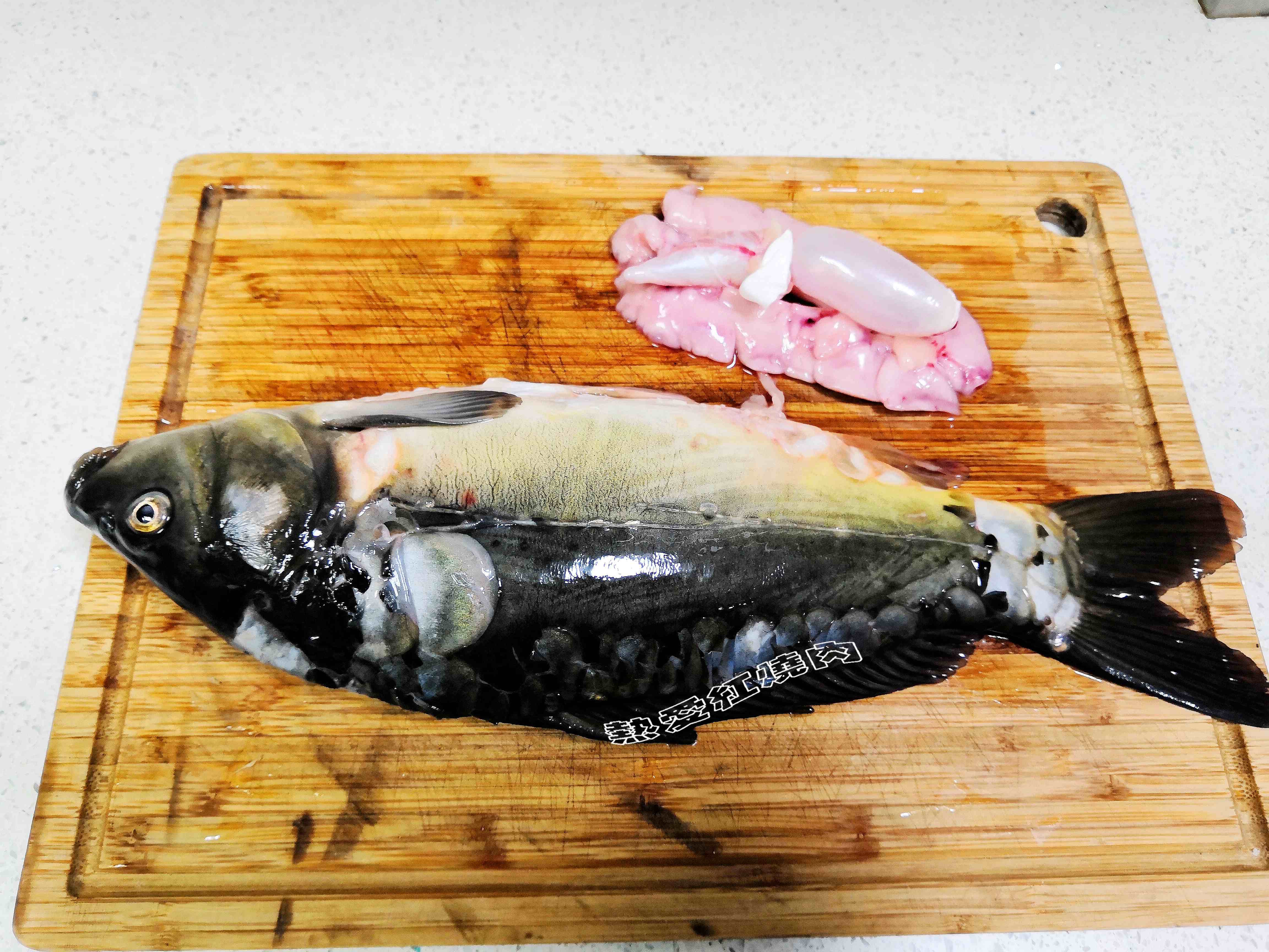 1先把松花鱼去鳞去内脏洗干净,鱼鳔鱼油留着别扔