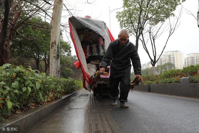 南京街头偶遇山东65岁老汉拉板车旅游,带着锅碗瓢盆一年多跨5省