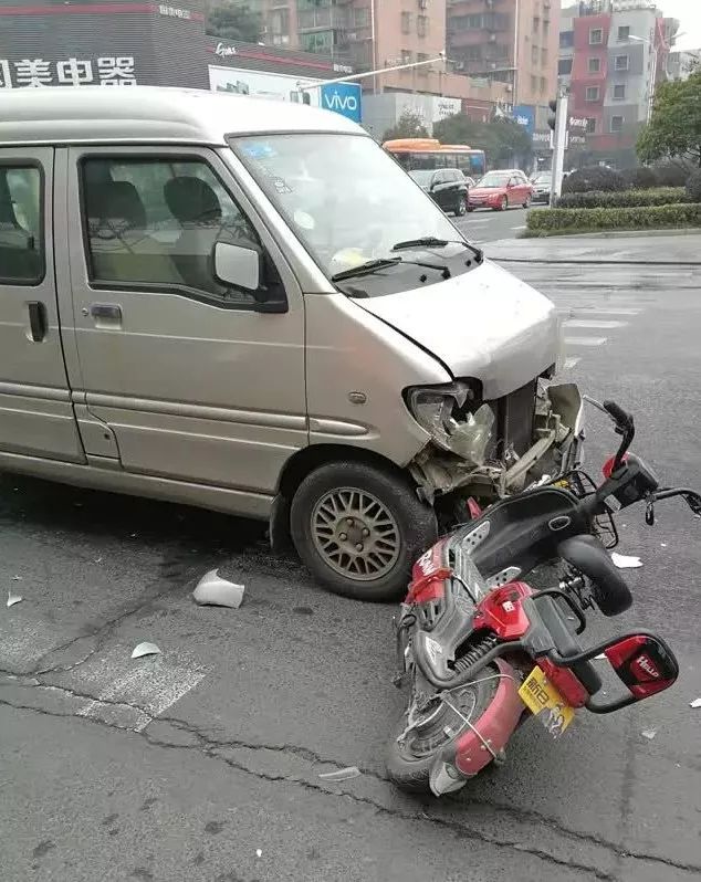 5分鐘之內江都兩起車禍,原因竟然都是.車禍現場圖片曝光