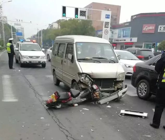 5分鐘之內江都兩起車禍,原因竟然都是.車禍現場圖片曝光