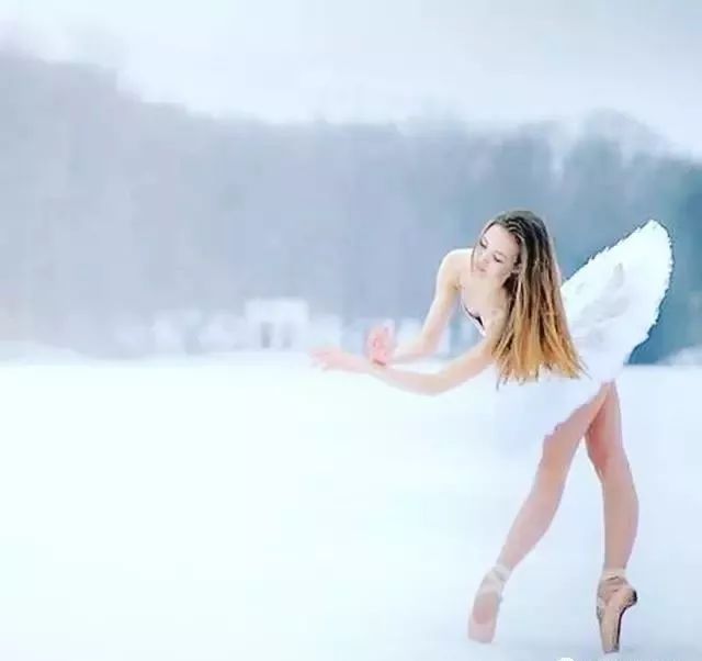 大雪天的芭蕾轻如雪纯如雪美如雪优雅如雪