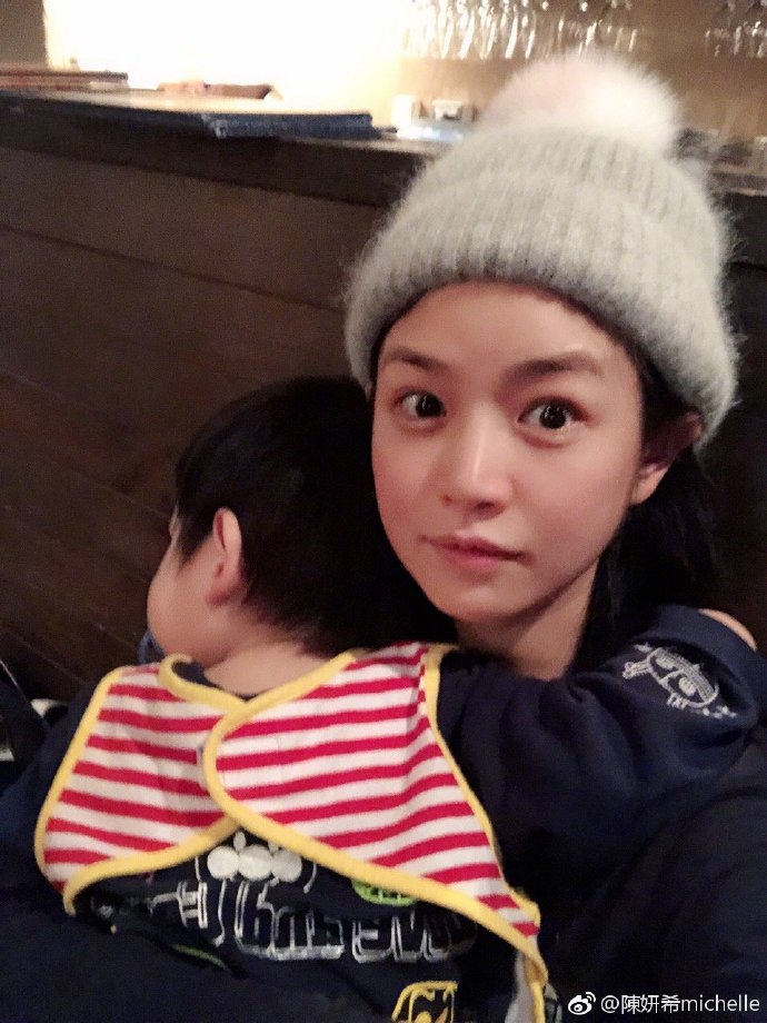 陳妍希曬與小星星合照慶祝其兩歲生日，兒子趴在媽媽肩頭軟萌可愛 娛樂 第2張