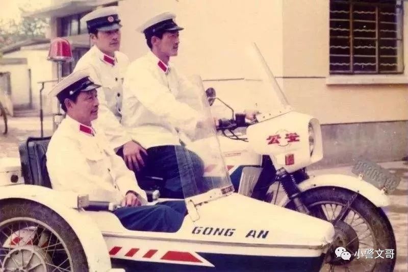 70年代白色警服图片