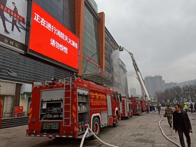 天水举行高层建筑灭火救援综合演练_兰天