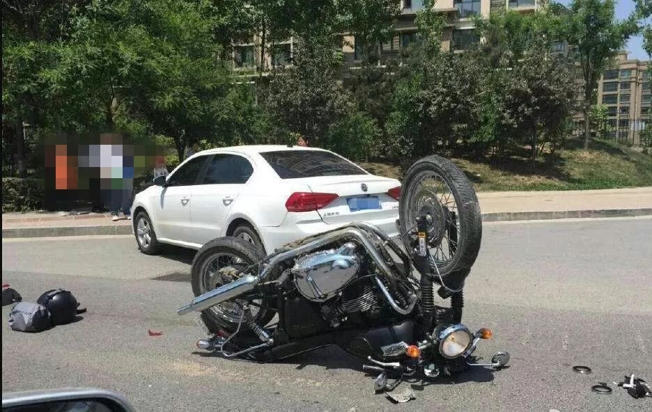 太原摩托车断头事故图片