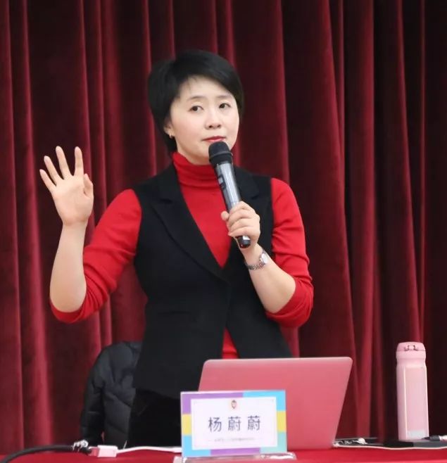 上午,杨蔚蔚老师带来《即兴口语教学—口语作文》课程,这是思维能力