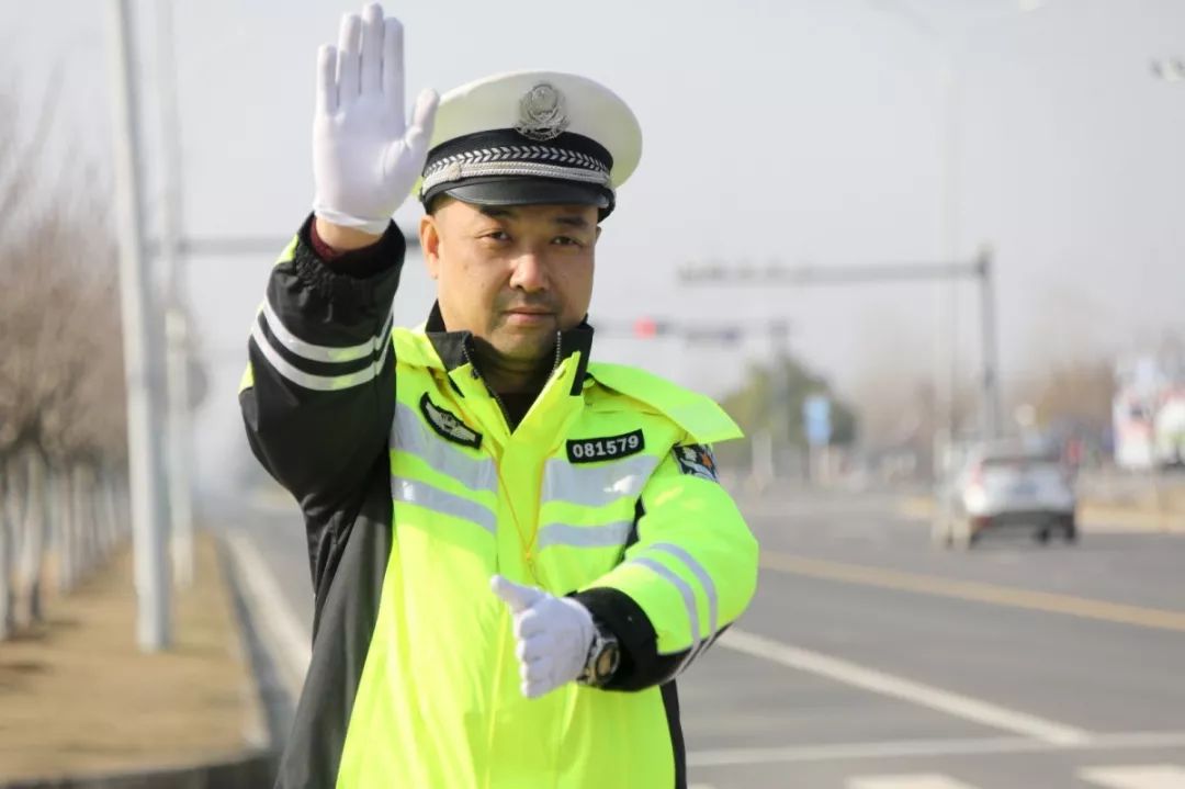 點贊生病仍堅守一線交警帶吊瓶上崗這個pose帥呆