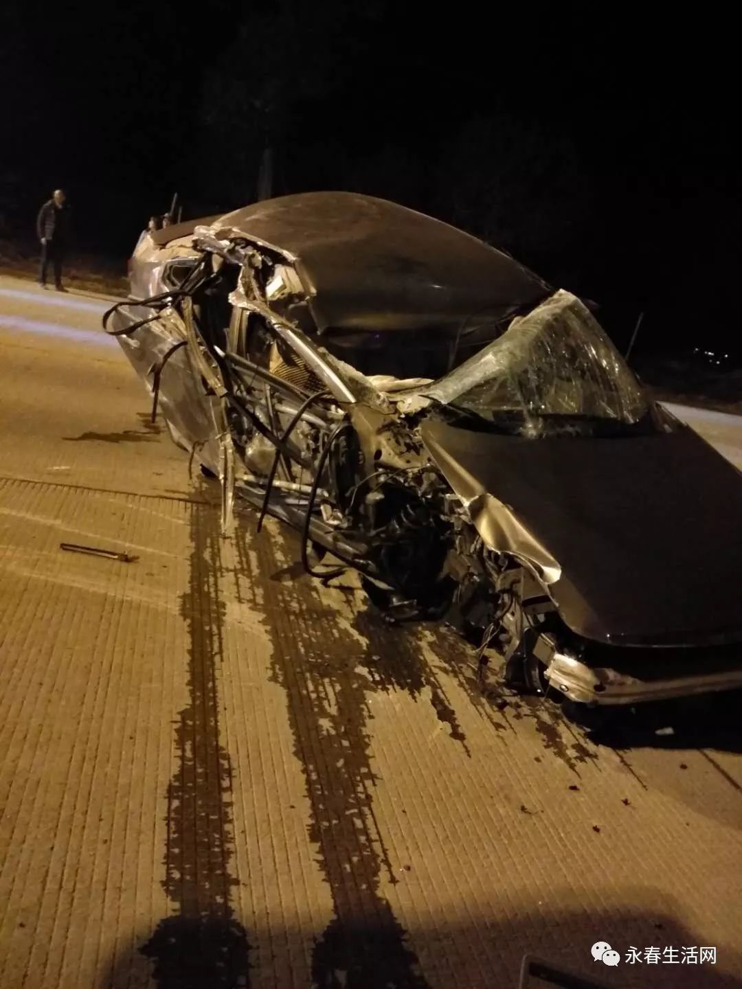 发生一起车祸位于永春达埔香都大道琼美桥头路段12月18日晚上19