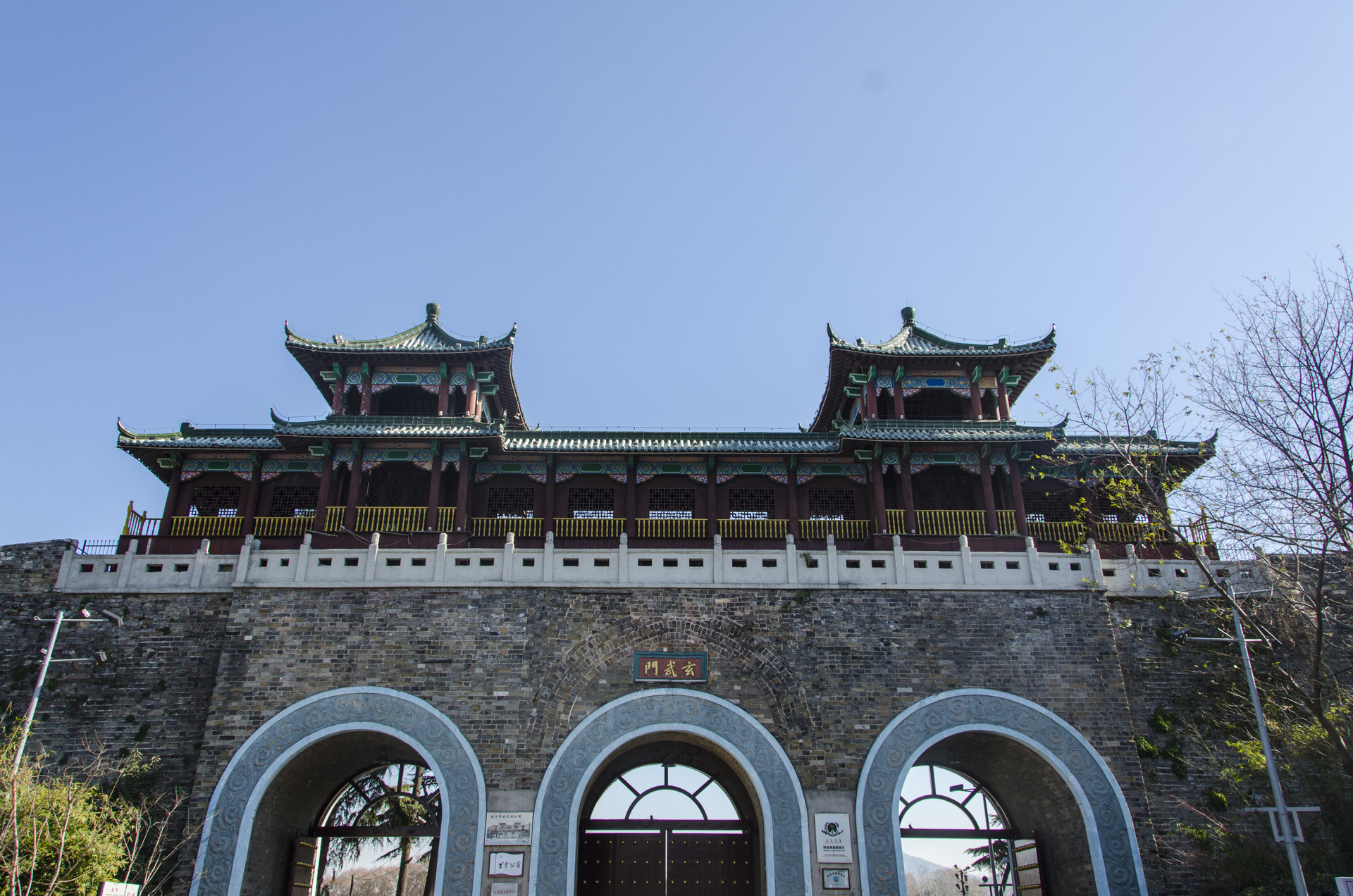中华门原名聚宝门,是南京城的南门,这里保留有全国最大的瓮城,距离老