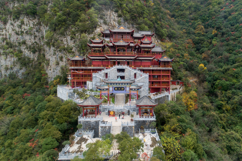 冬日里却漫山红叶,中国最美栈道就在这!