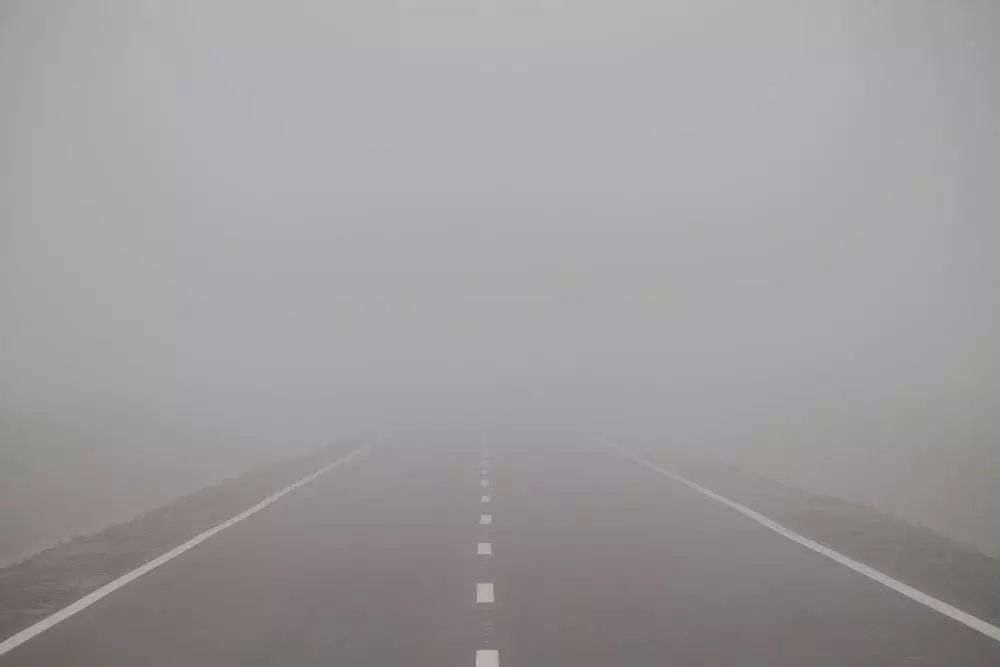 大雾四起的背景图图片