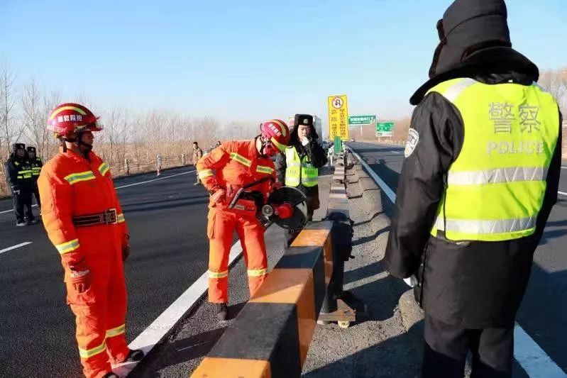 龍江車主大雪封路交通事故直升機救援這次高速公路應急反應機制演練和