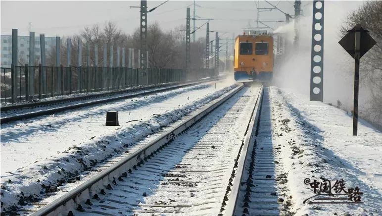 快跑小心被这火车溅一身雪